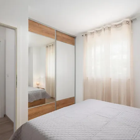 Il Mar - New With Garage *